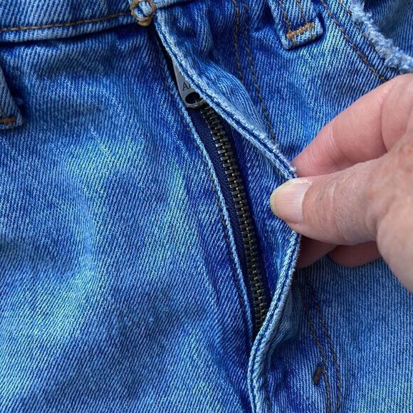 Abercrombie & Fitch Distressed High Rise Mom Shorts Size 25 - Picture 5 of 12